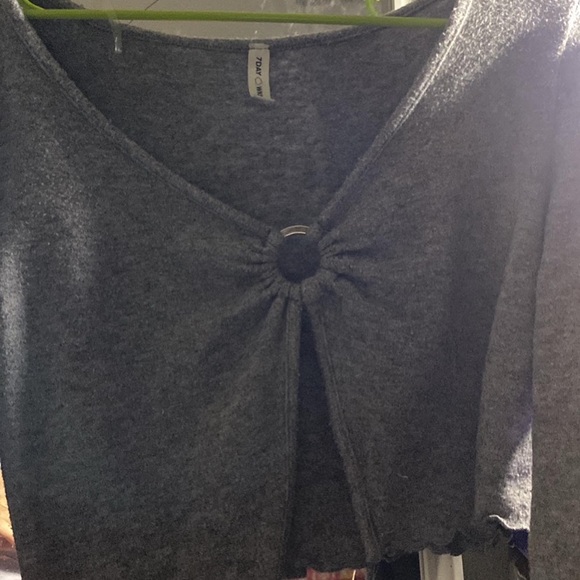 very cute long sleeve top with middle opening .. - Picture 2 of 2